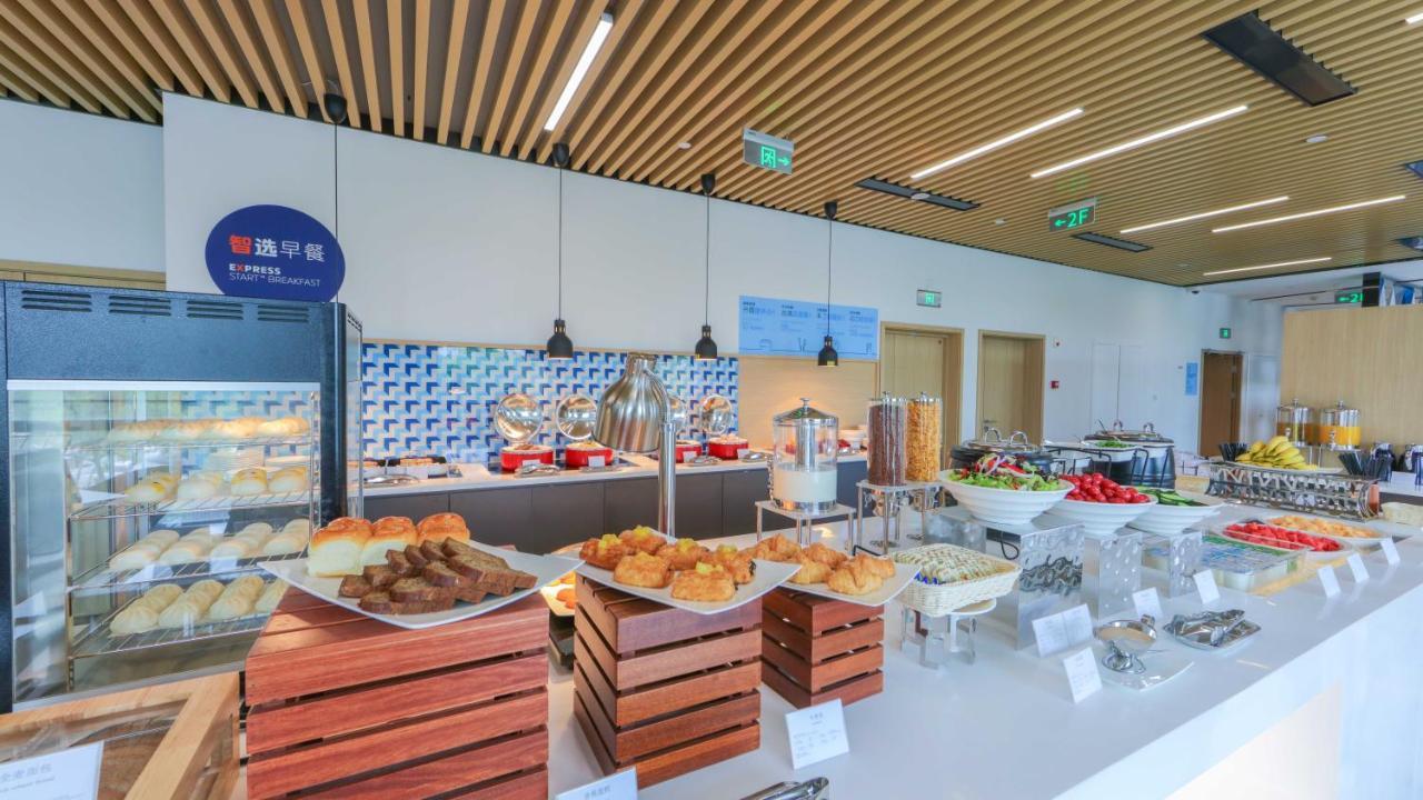 Holiday Inn Express Shanghai Pudong Airport By Ihg Eksteriør billede