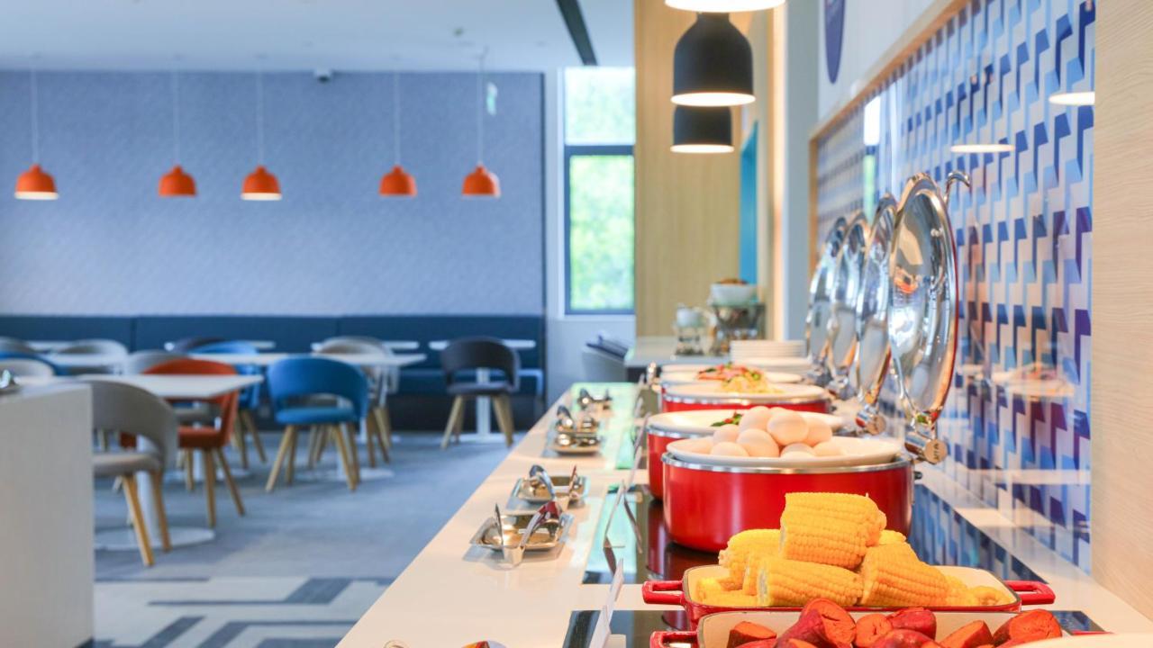 Holiday Inn Express Shanghai Pudong Airport By Ihg Eksteriør billede