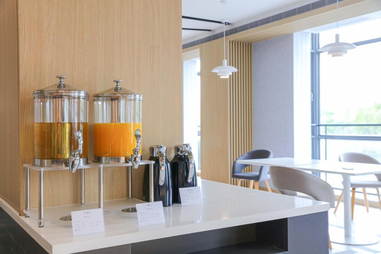 Holiday Inn Express Shanghai Pudong Airport By Ihg Eksteriør billede