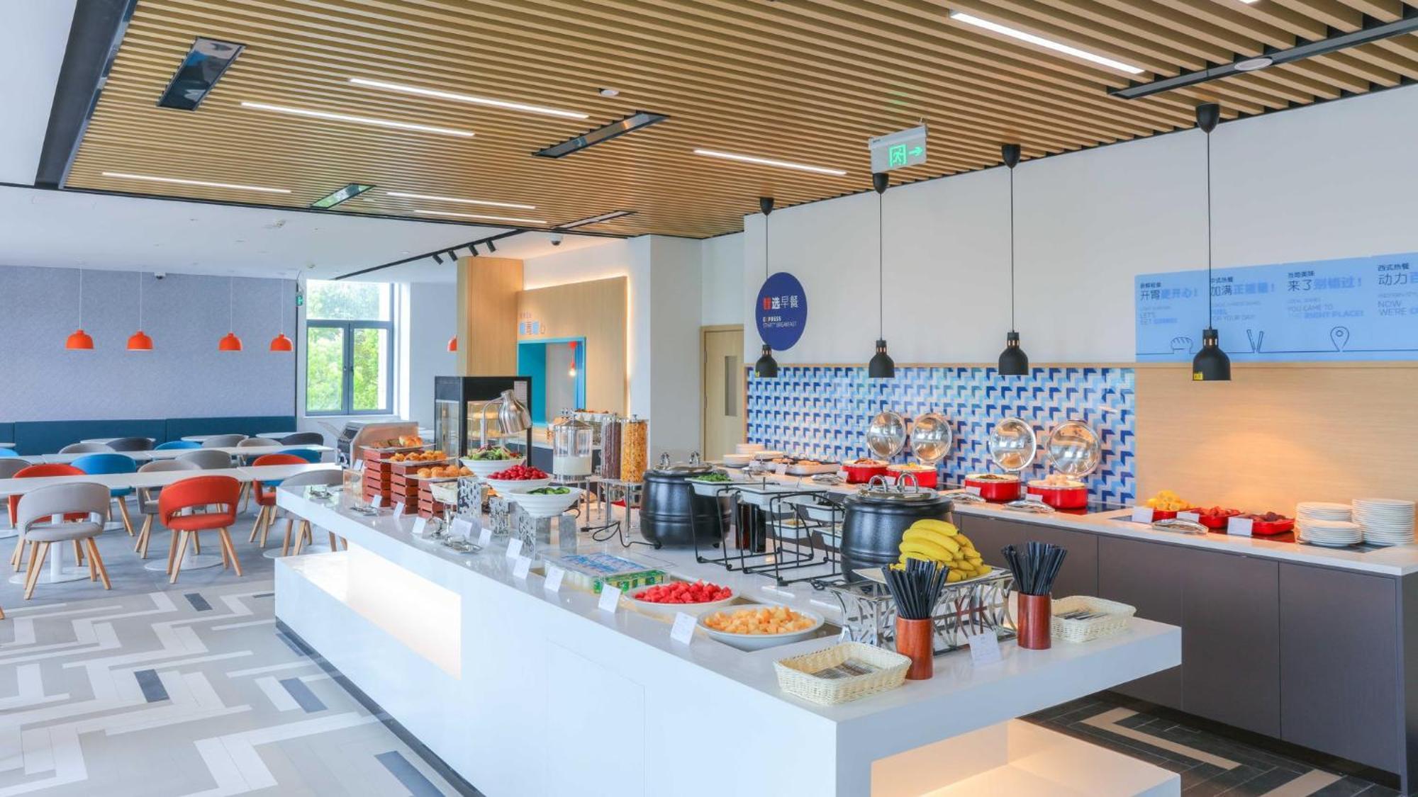 Holiday Inn Express Shanghai Pudong Airport By Ihg Eksteriør billede